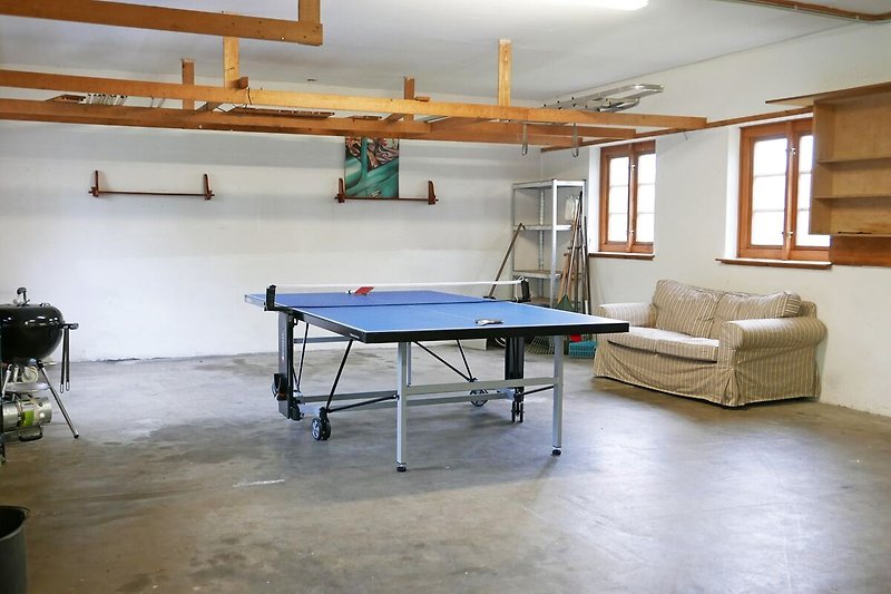 Die grosse Garage mit Tischtennisplatte