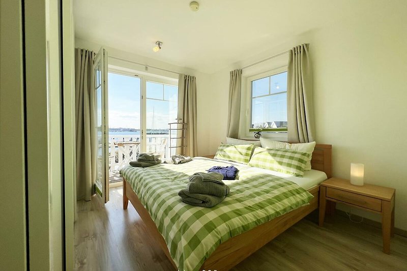 Doppelbett mit grüner Bettdecke