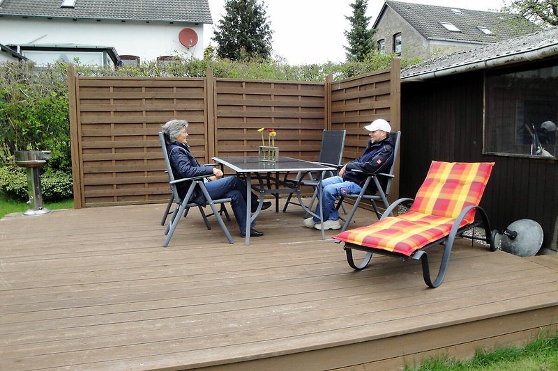 Grossen Terrasse mit Gartenmöbeln