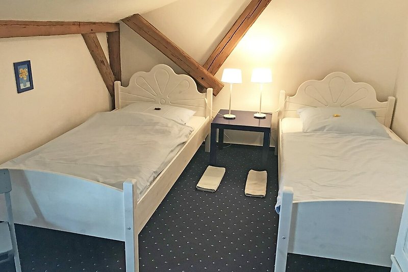 Schlafzimmer mit zwei Einzelbetten (90x200)