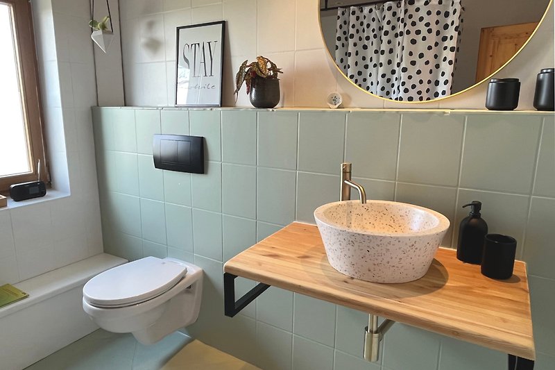 Badezimmer mit türkisen Fliesen