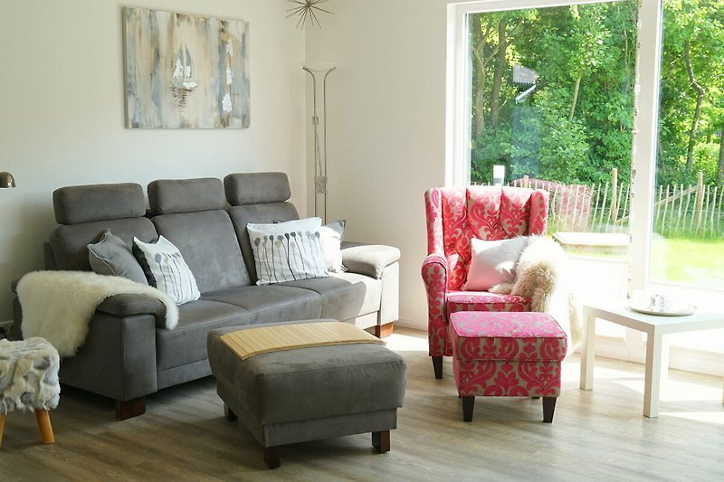 Gemütliches Sofa mit Blickfang-Sessel