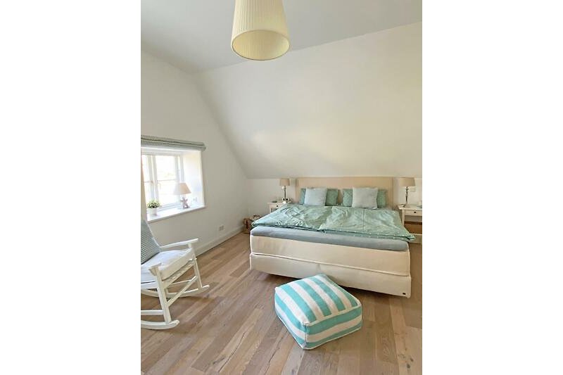 Erstes Schlafzimmer mit gemütlichem Doppelbett