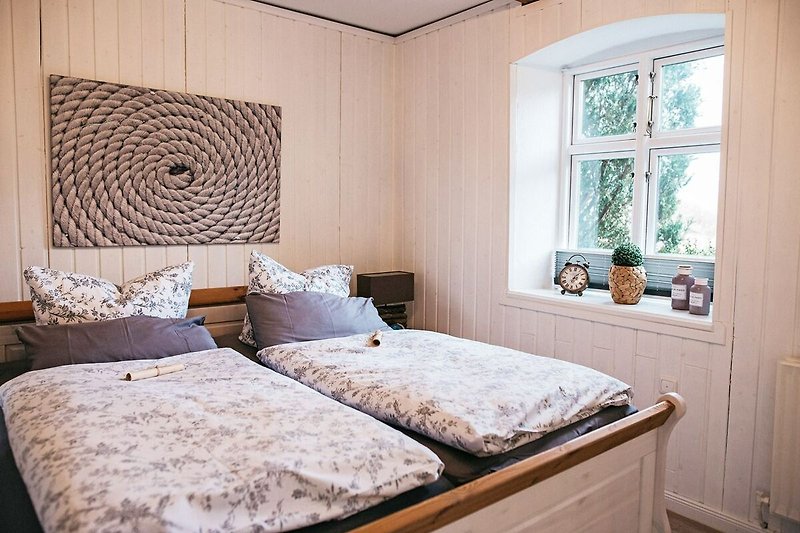 Schlafzimmer mit grossem Doppelbett
