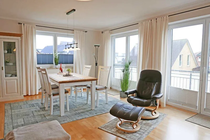 Blick von der Couch zum Essbereich