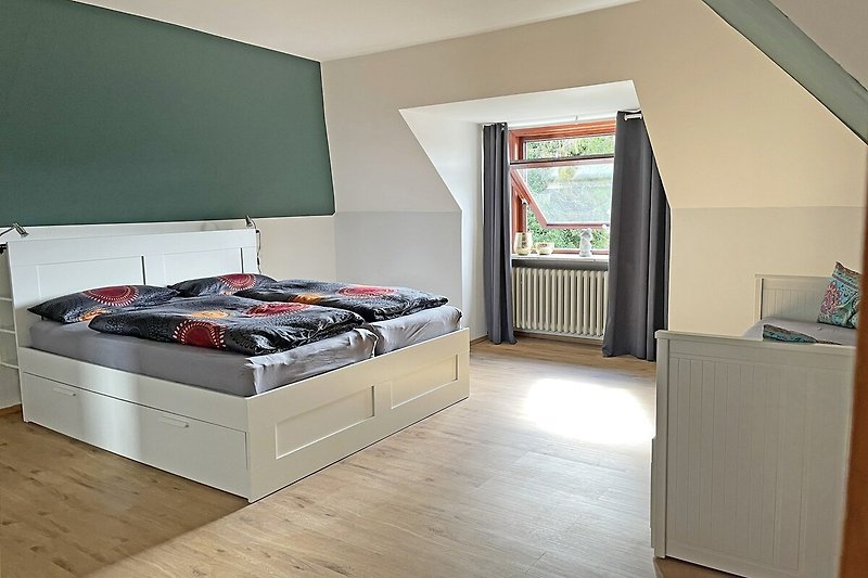 Grosses Schlafzimmer mit Doppel- und Tagesbett