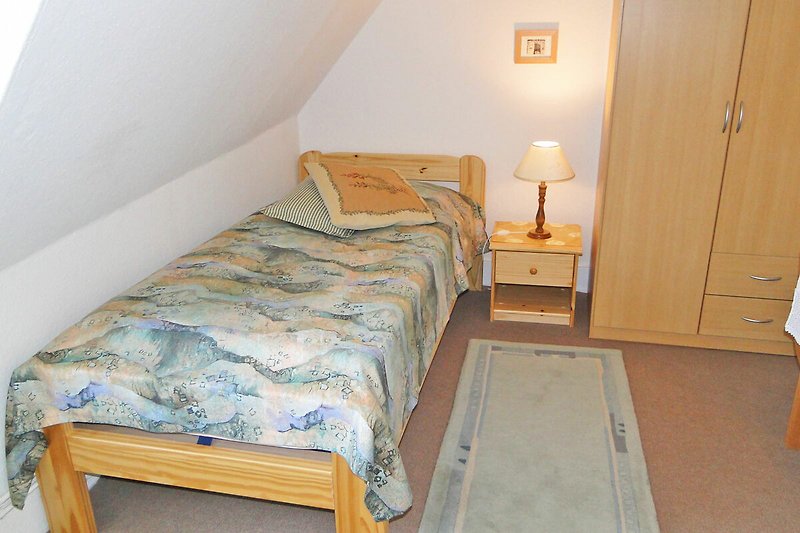 Schlafzimmer mit 2 einzelnen Betten