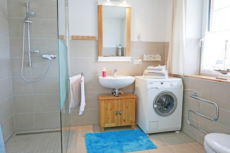 Das moderne Badezimmer mit begehbarer Dusche