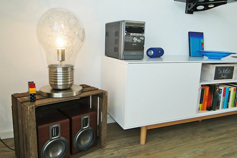 Wohnzimmer mit Musikanlage und Flachbild-TV
