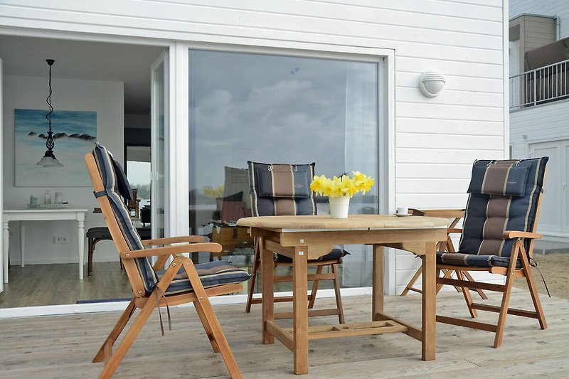 Terrasse mit Gartenmöbeln und Strandkorb