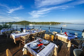 Gästezimmer mit Pool am Meer Iz