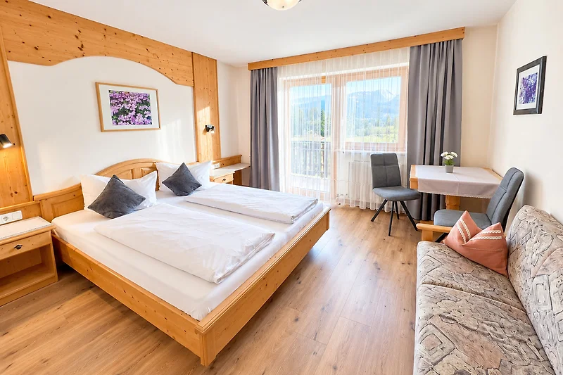 Balkonzicht met houtaccenten en vakantiegevoel