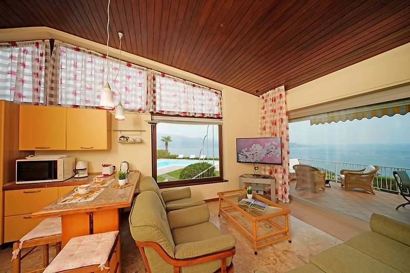 Living-room mit Satellitenfernsehen und Seeblick