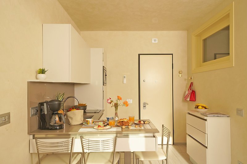 Die Küche mit Kaffee- und Spülmaschine, Mikrowelle, Toaster