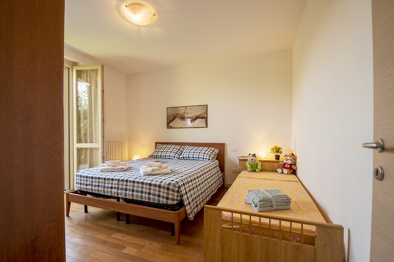 Una camera da letto confortevole con arredi in legno e finestra.