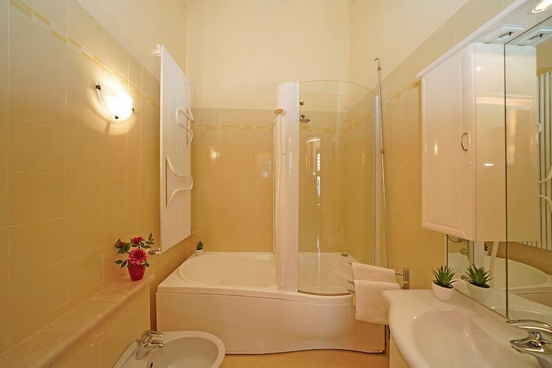 Badezimmer mit Duschkabine/Badewanne