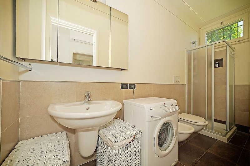 2. Salle de bain avec machine à laver et douche