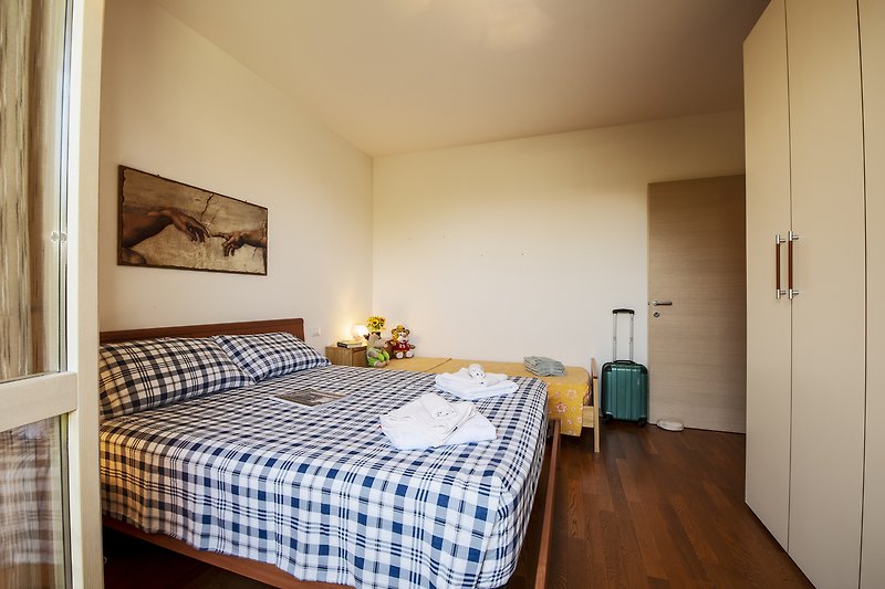 Una camera da letto accogliente con arredi in legno