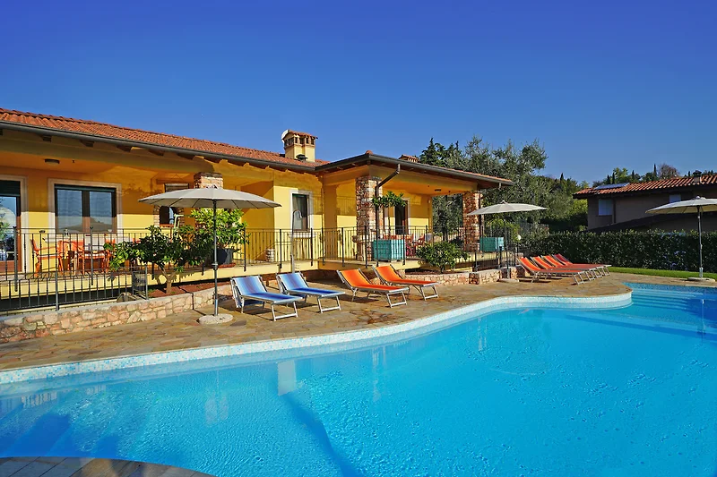 Pool und Solarium der ganze Villa