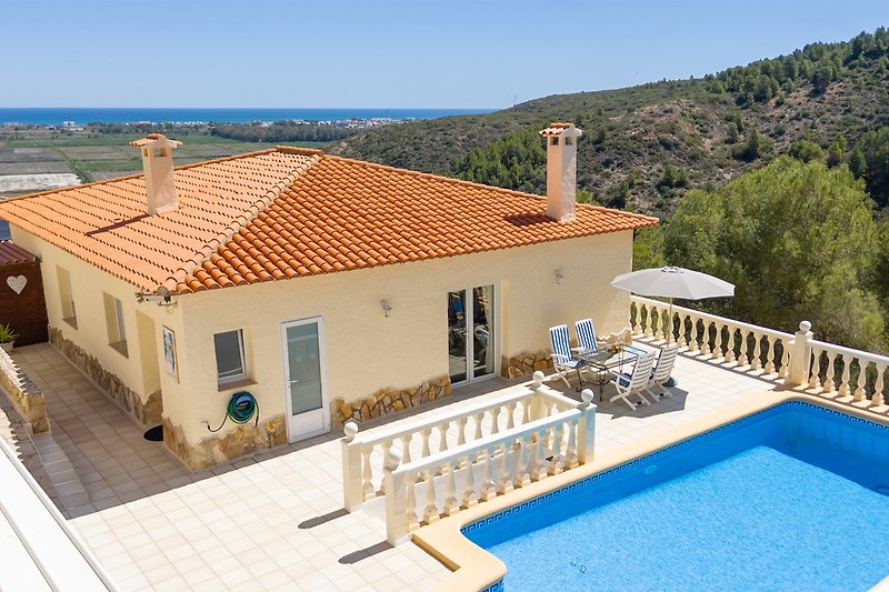 Bungalow mit Meer- und Bergblick, Pool, Sonnenterrasse und Pergola in windgeschützter Lage