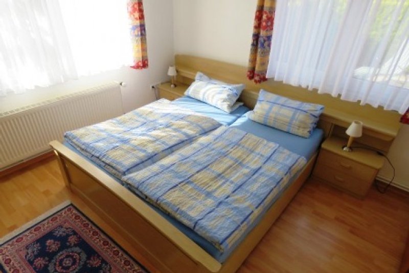 Schlafzimmer mit 2 Betten