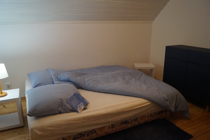 "Kombi-Zimmer" mit ausgezogenem Bett