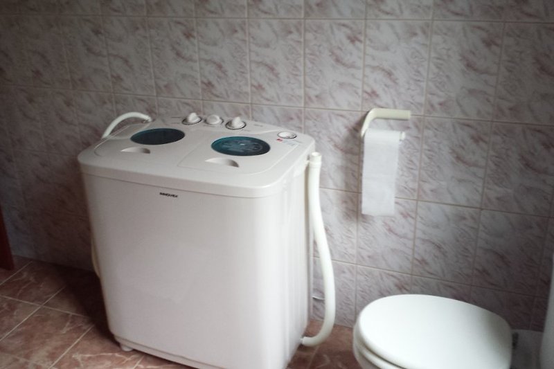 Im Bad 2 steht auch eine Waschmaschine.