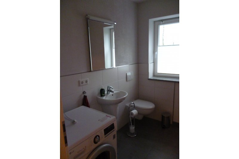 kleine badkamer met wasmachine
