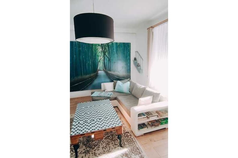 Gemütliches Wohnzimmer mit stilvoller Einrichtung und bequemen Möbeln.