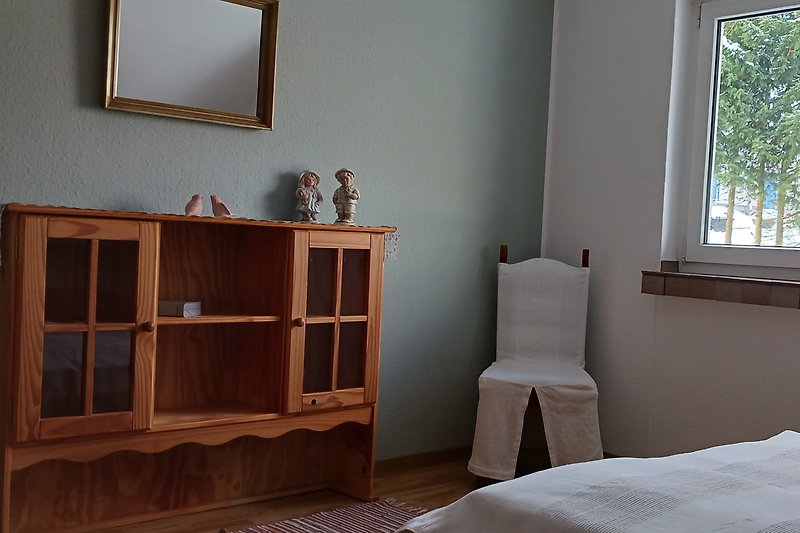 Gemütliches Schlafzimmer mit stilvoller Einrichtung und Holzmöbeln.