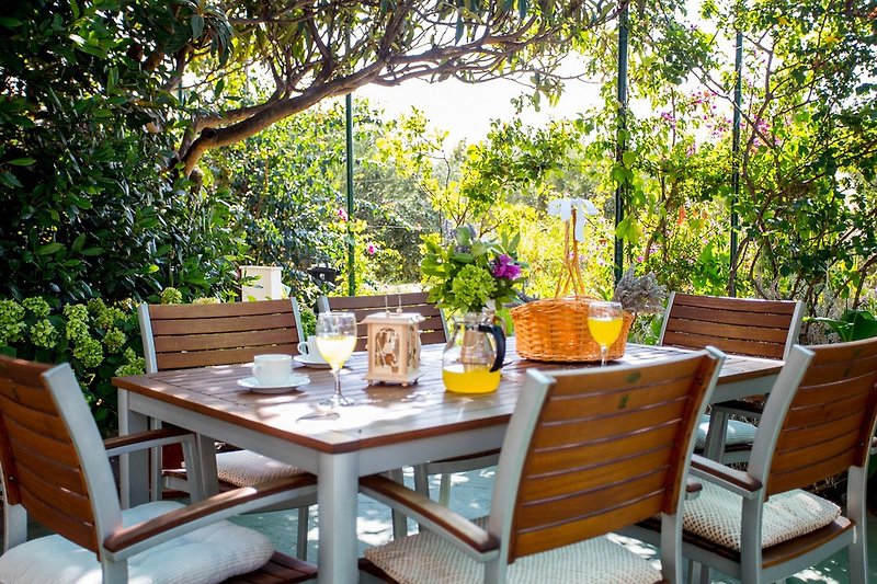Ferienwohnung A5 private Terrasse mit Tisch im Freien, Sonnendeck mit Liegestühlen.