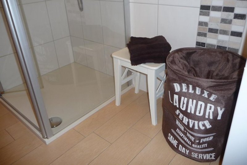 Łazienka z grzejnikiem na ręczniki i szafką na lustro