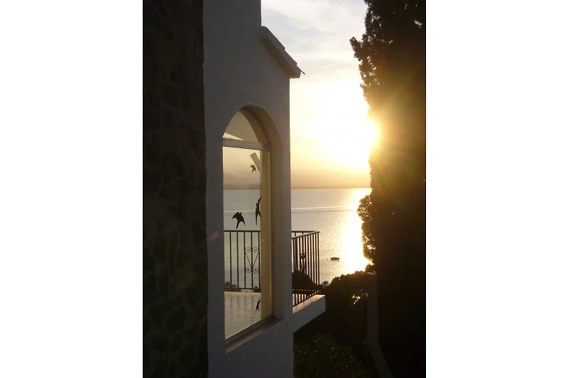 Blick vom Eingang des Hauses aufs Meer