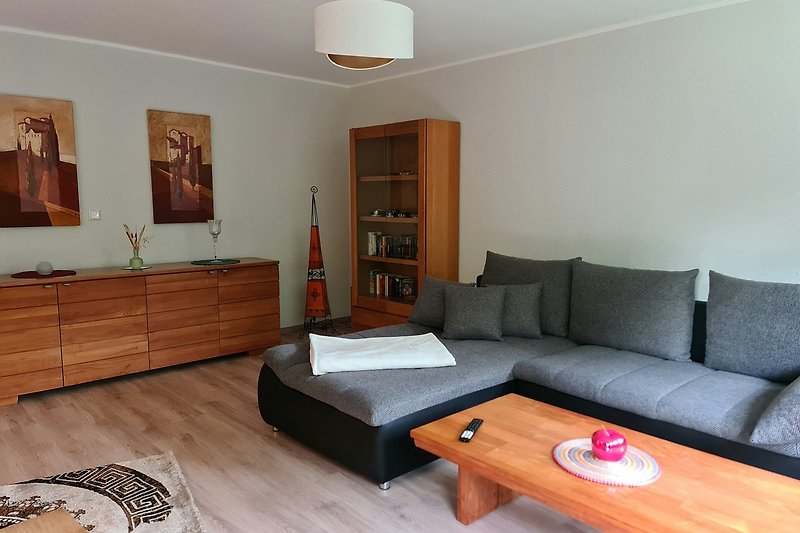 Ferienwohnung "Erika": Wohnzimmer mit bequemer Couch und stilvoller Beleuchtung.