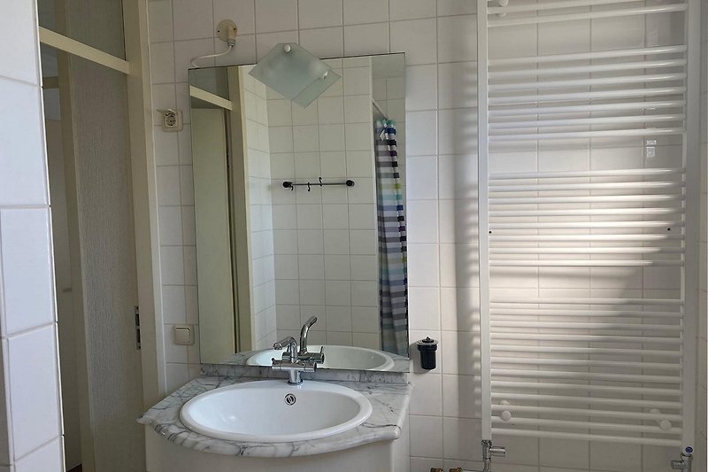 Modernes Badezimmer mit Dusche und Badewanne. Gäste-WC separat
