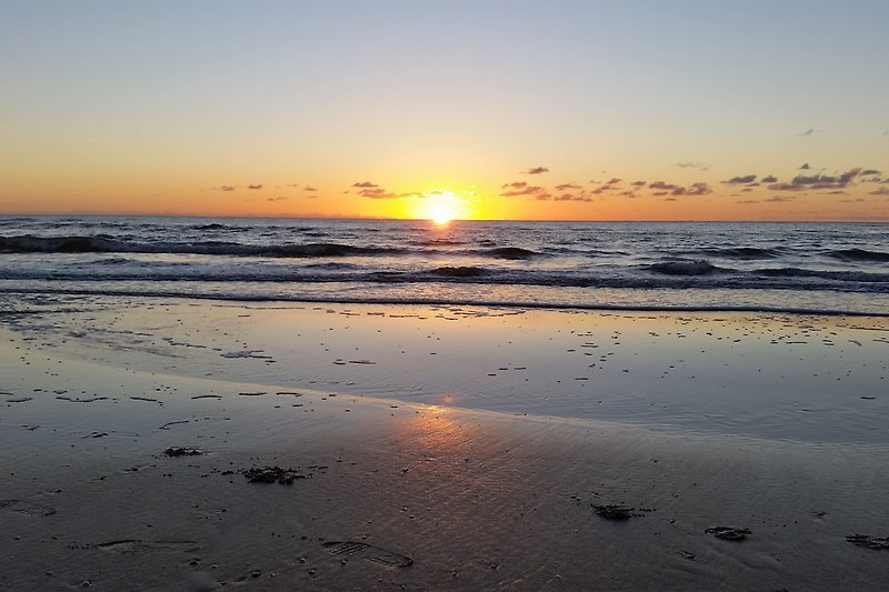 Schöner Sonnenuntergang am Strand von Julianadorp aan Zee