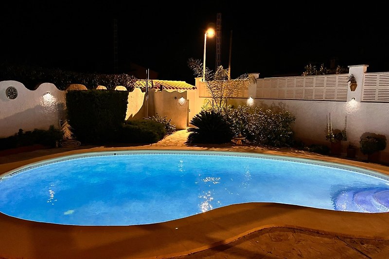 Pool bei Nacht