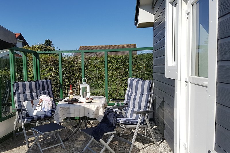 Terrasse mit Kettler-Möbeln und Windschutz