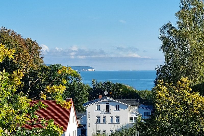 Seitlicher Blick vom Balkon auf die Ostsee