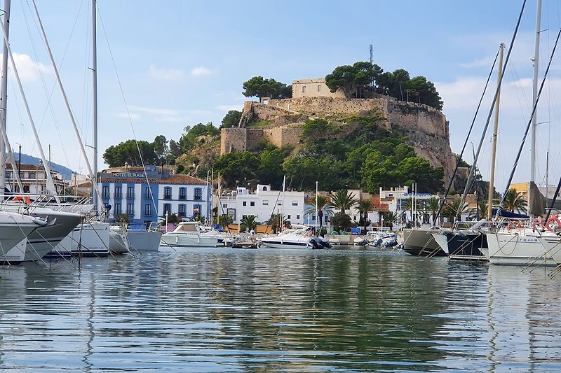 Hafen von Denia mit Blick auf das Castillo