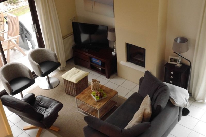 Gemütliches Wohnzimmer mit TV