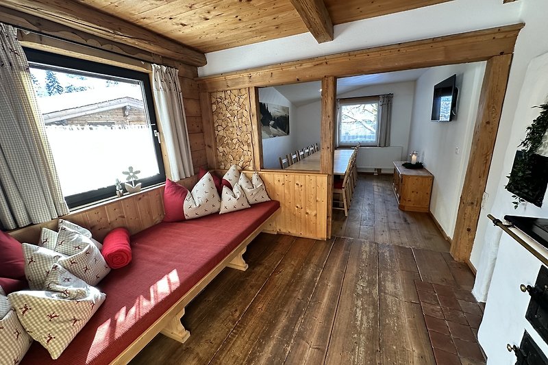 Gemütliches Wohnzimmer mit Holzboden, Fenster und stilvoller Einrichtung.