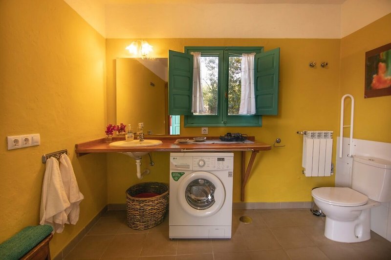 Hermosa sala de lavandería con lavadora, secadora y fregadero.