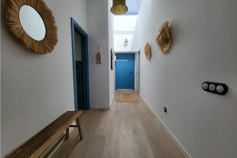 Hermoso diseño interior con detalles de madera y una puerta elegante.