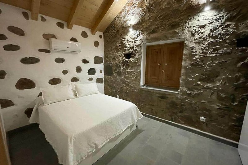 Hermoso dormitorio con diseño interior en madera y comodidad.