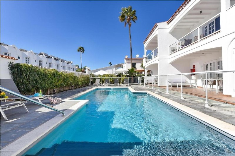 Luxuriöse Ferienwohnung mit Pool, Palmen und Meerblick.