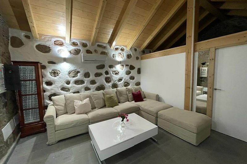 Hermoso salón con muebles de madera y diseño interior acogedor.