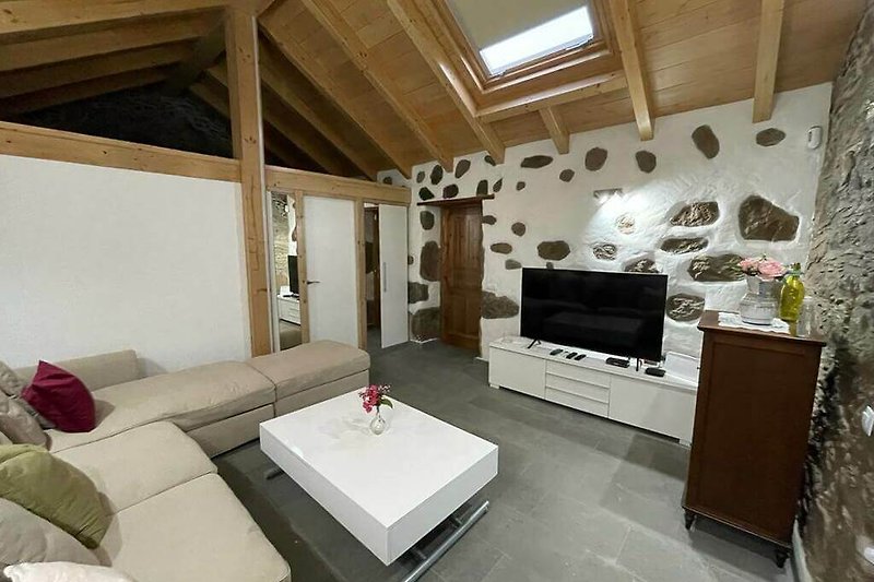 Hermoso salón con muebles de madera y diseño interior acogedor.