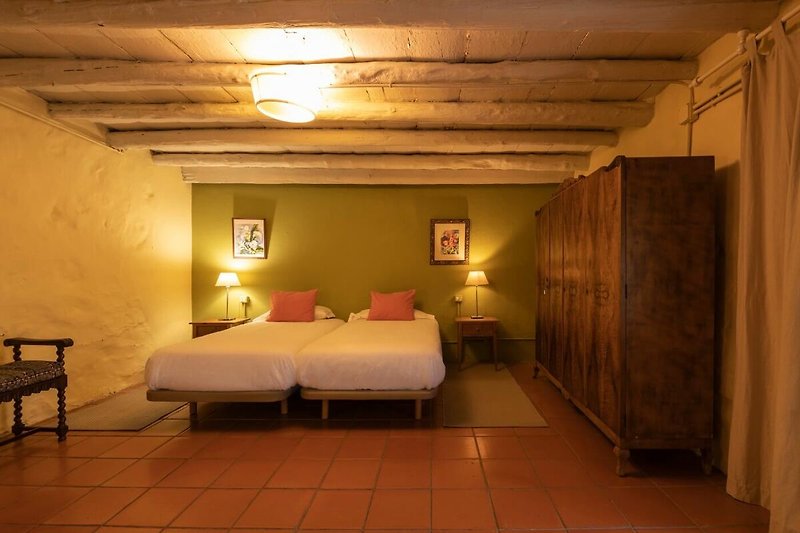 Acogedora habitación con cama de madera y diseño interior elegante.