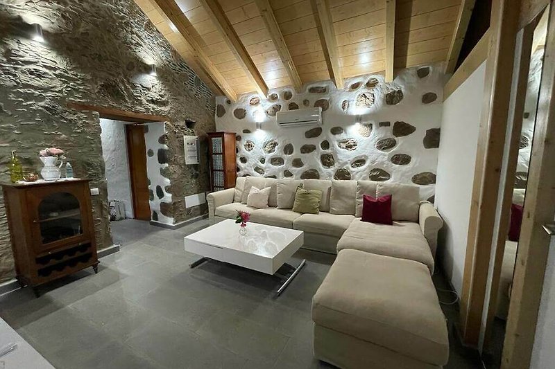 Hermoso salón con diseño interior de madera y muebles cómodos.